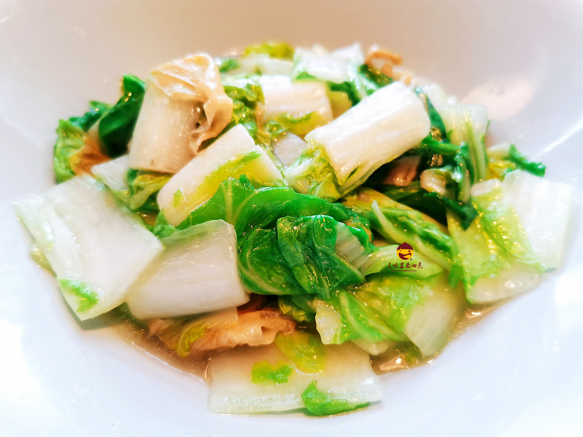 腐皮青菜是由腐竹和水白菜炒制而成,应该还加了勾芡,其中腐竹很软和鲜