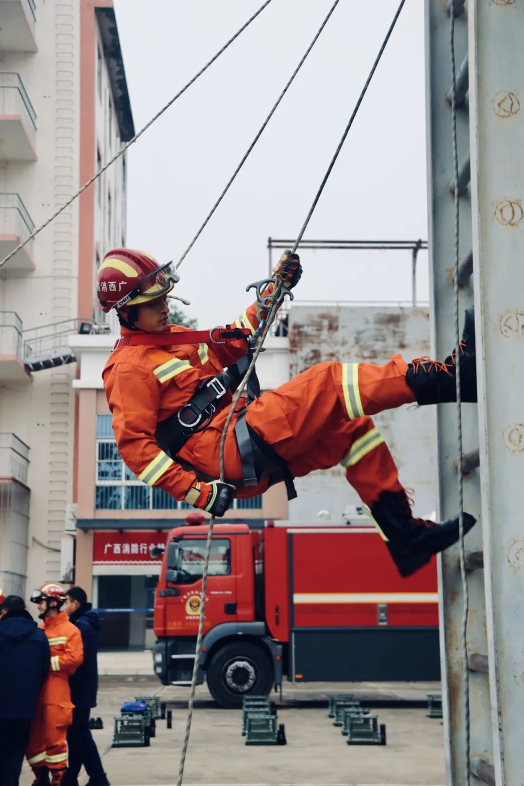 二十岁的消防员说 唐宇翔"原来青春,可以如此绚烂.