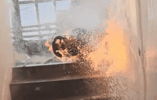 使用打火机对灶台进行点火查验是否有气,不料发生意外,导致煤气罐燃烧