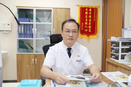 泉州眼科医生许建斌|既医病又医心 传递医者温暖仁心