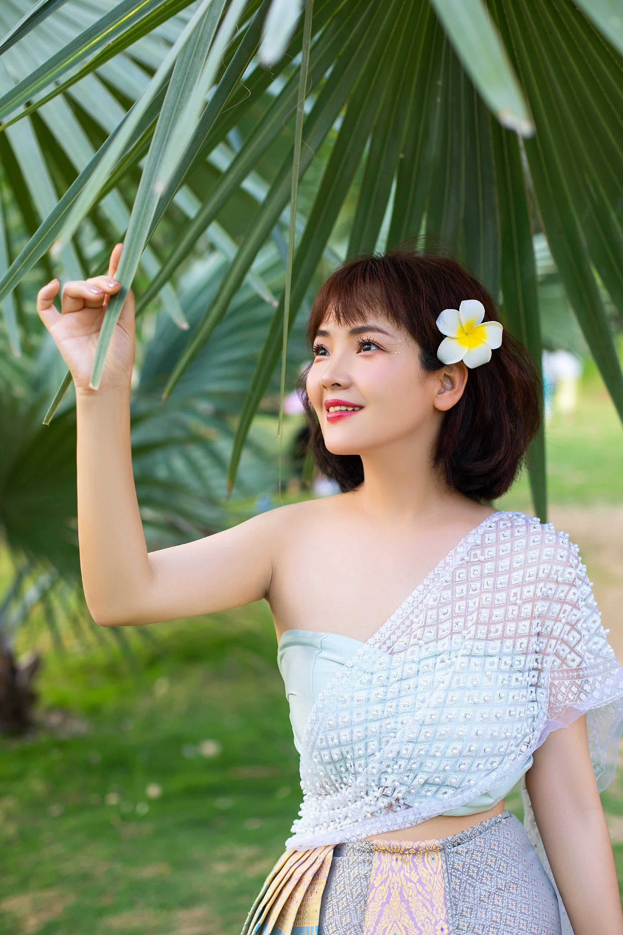 斯琴高丽春日浪漫写真曝光,穿越丛林化身傣家姑娘