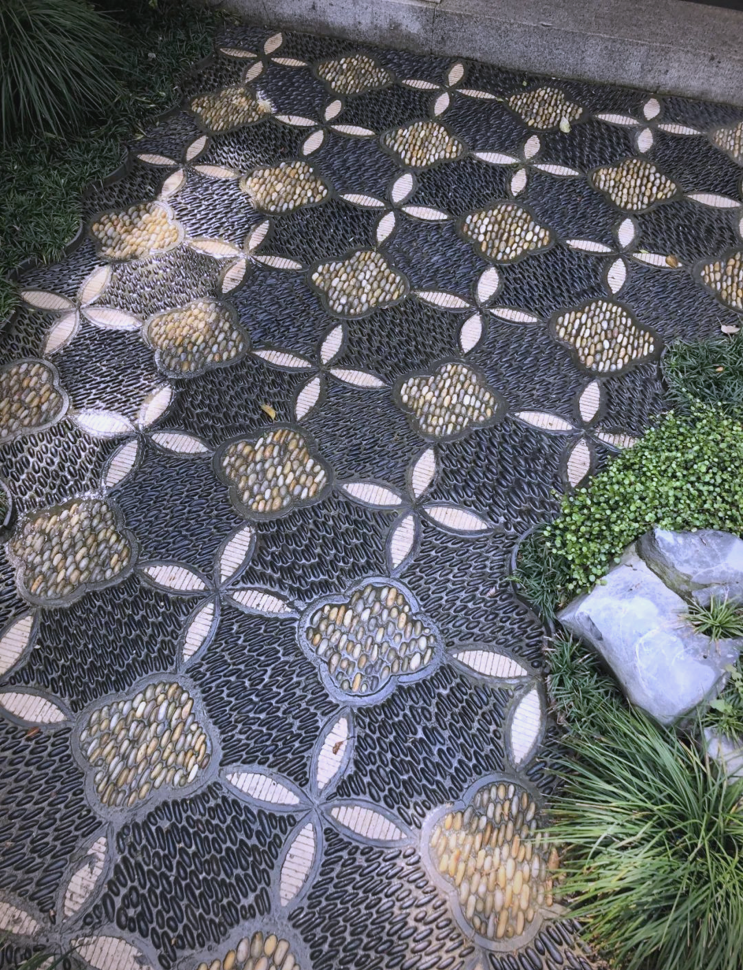 庭院地面铺装材料选择指南:多种常见地铺石推荐