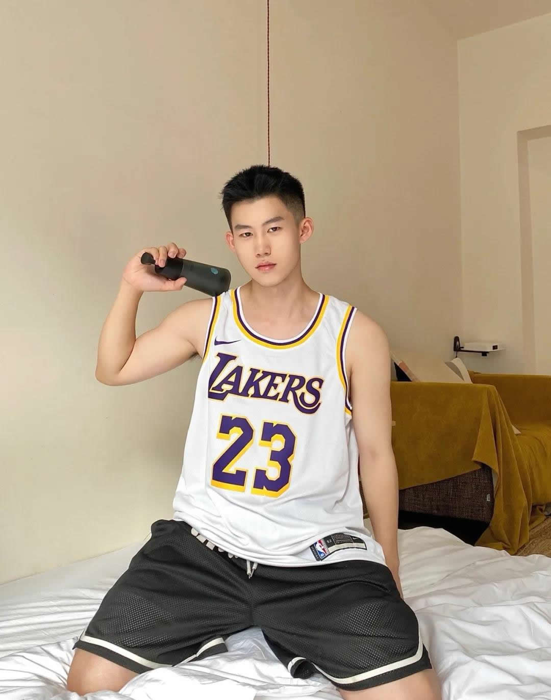 当短发球服小哥哥有了新的玩具,原来00后的体育生也这么会玩呀!