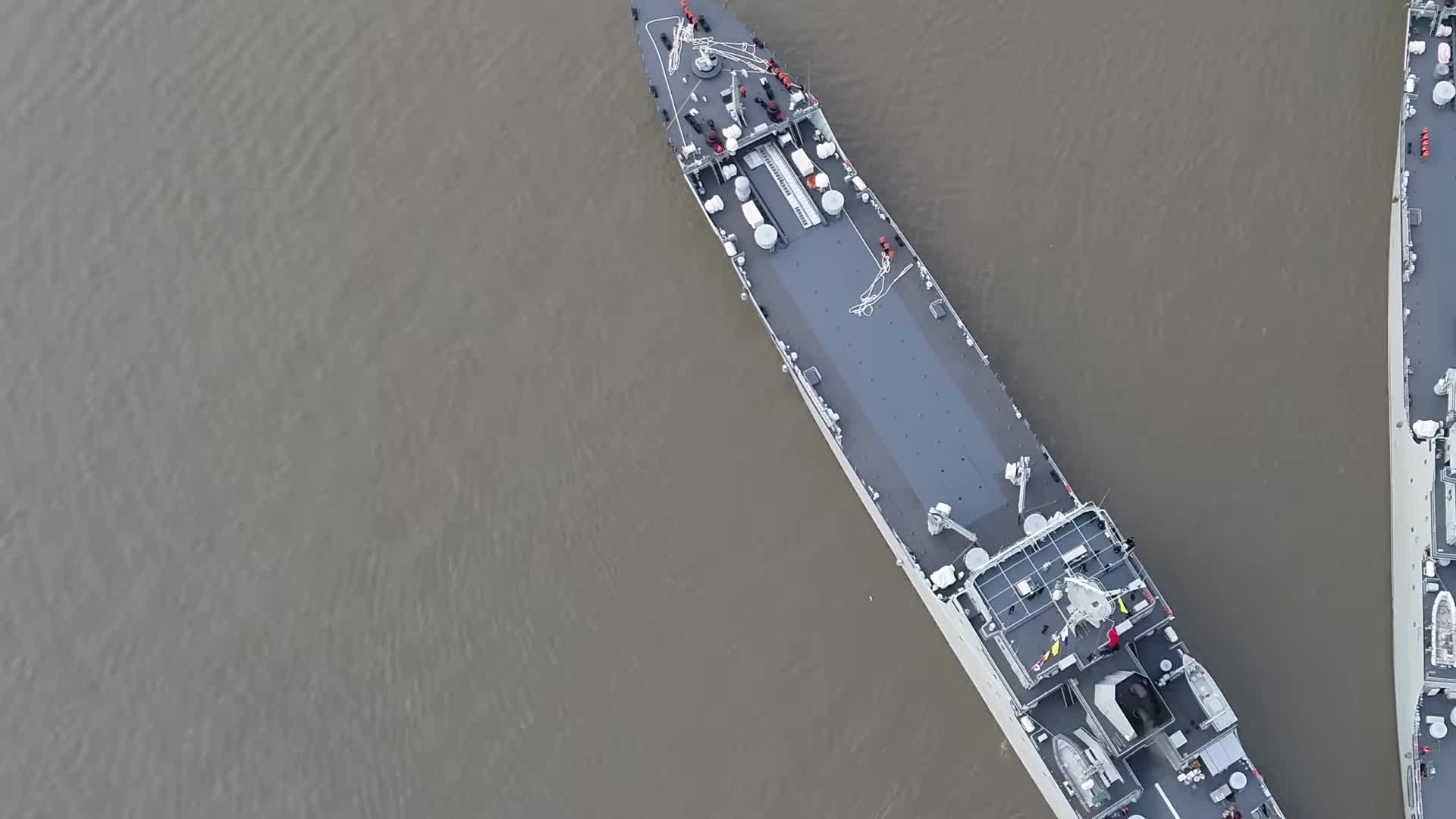 东部战区海军武夷山舰编队开展登陆全过程演练