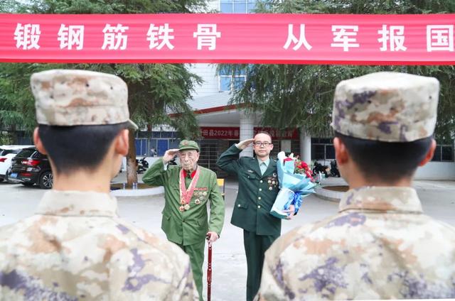 三代从军百岁参战老兵为预定新兵上启程前最后一课