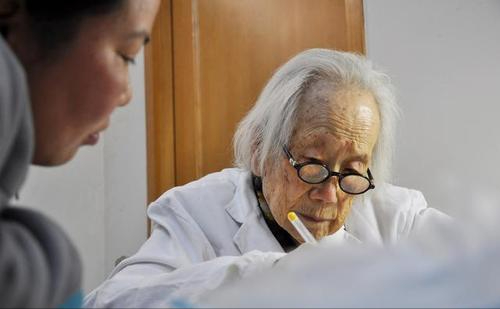 "仁医奶奶"胡佩兰,98岁高龄仍坐诊,从医70年从不开超百元药方