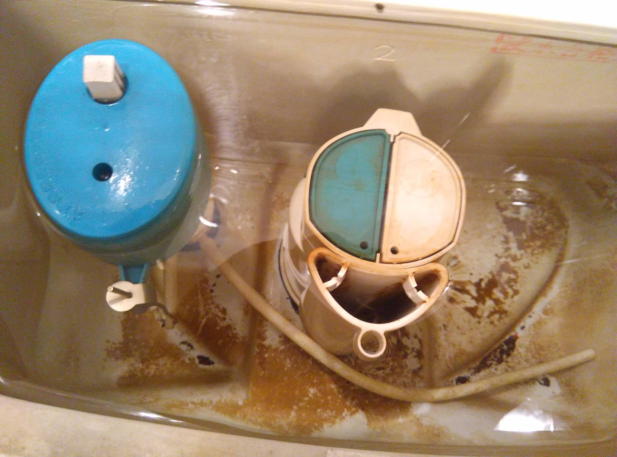 马桶水箱一直蓄不满水?先查水位设置,再看漏水,最后换水件