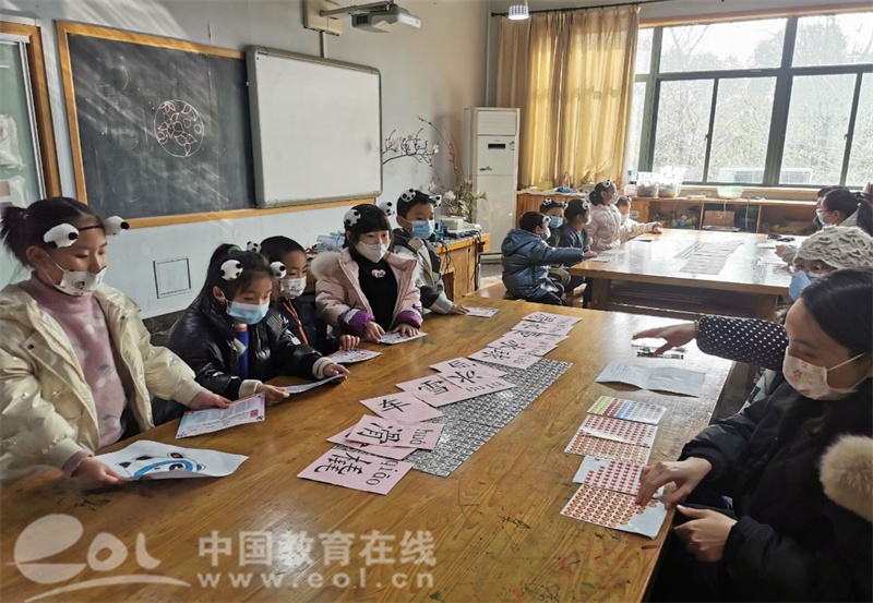 和冰墩墩一起为冬奥代言 杭州市求知小学开展一年级期末非纸笔测评