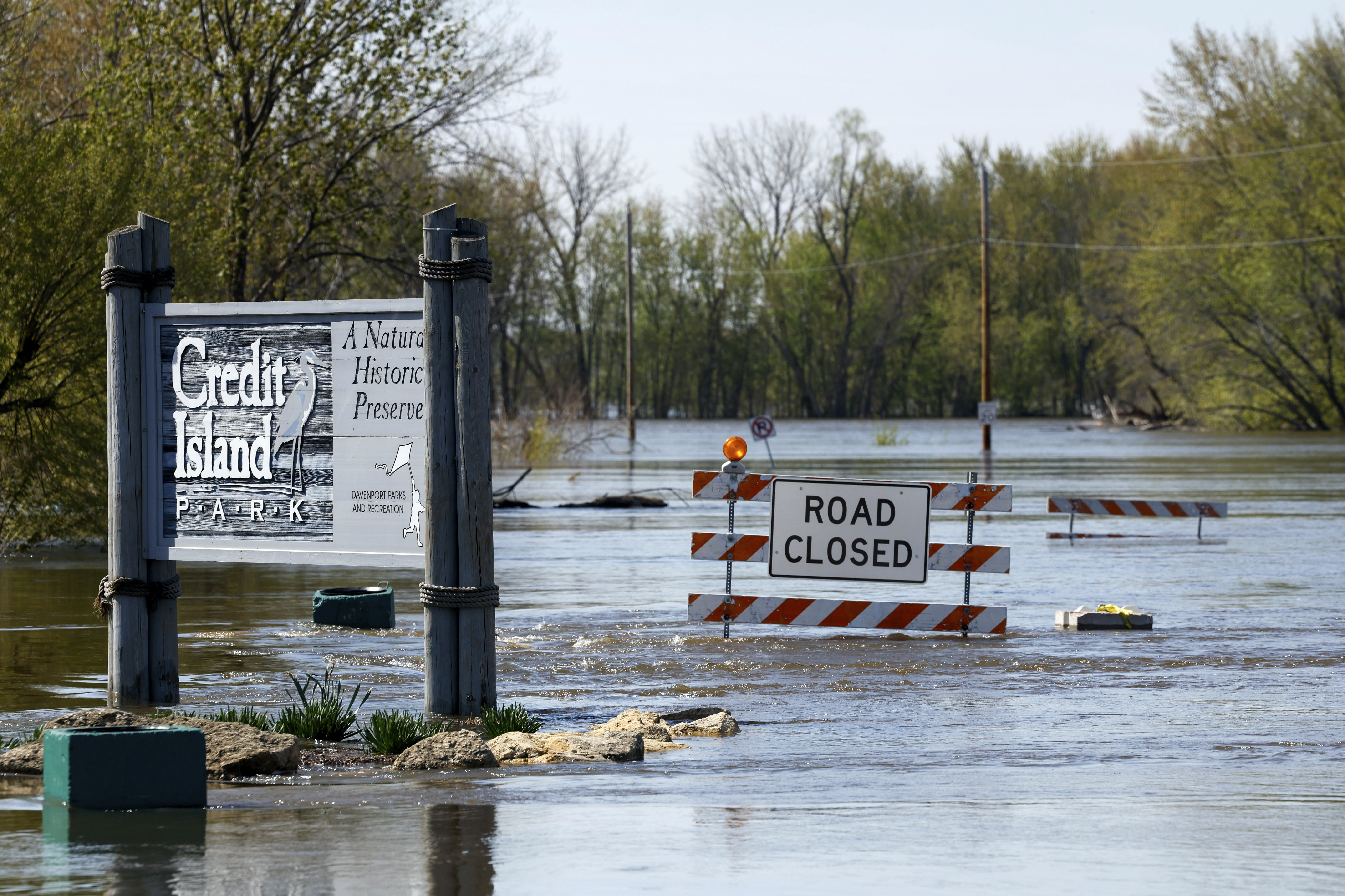 美国:密西西比河涨水引发洪灾