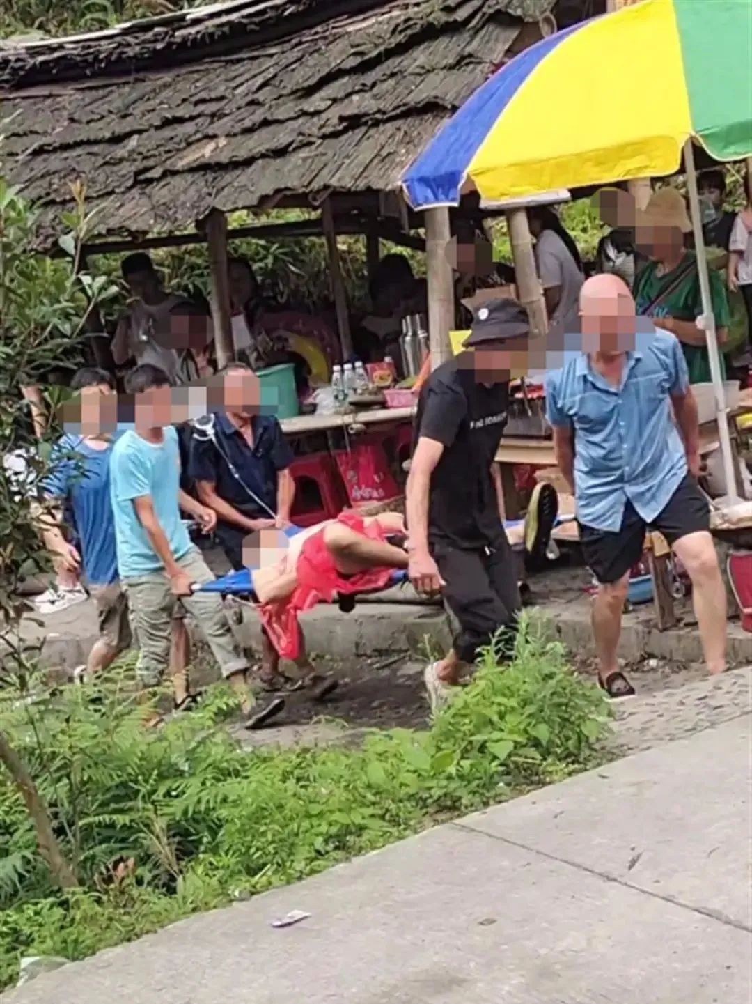 不慎从一处十多米高的峭壁摔下坠亡一名为粗石雾峡的地方游玩时一游客