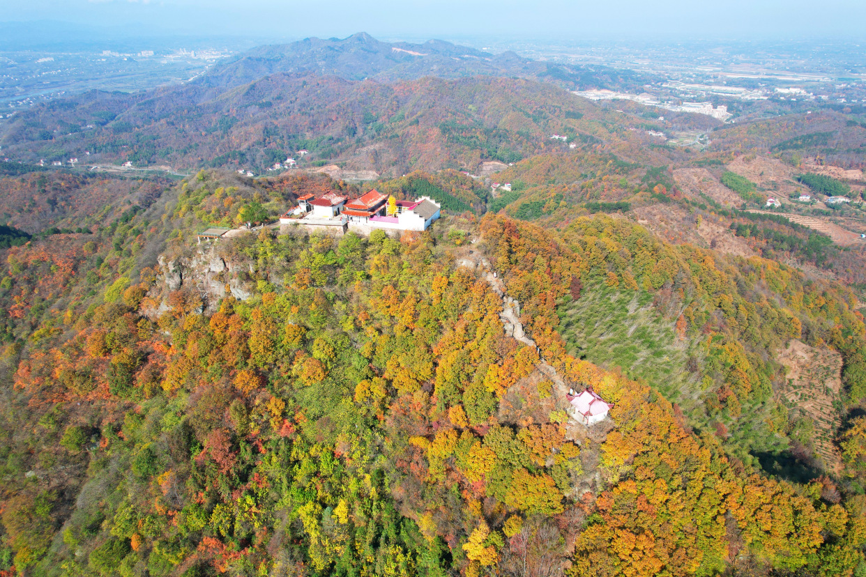 实拍安徽六安九公寨,孤峰峭立,秋色绚丽,流传着一个动人的传说