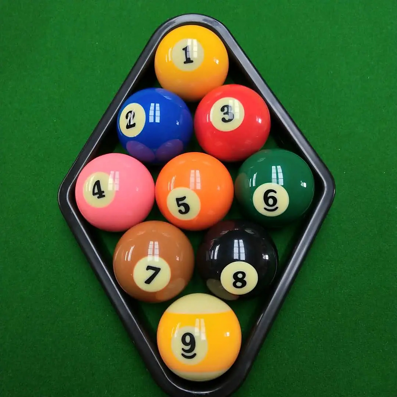 色盲球友可按数字 小弧线区分.[原文:中式台球区分6号和9号球.