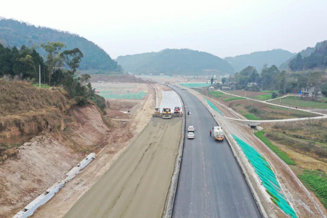 圖|遂德高速射洪段加速路面工程施工天氣回暖,春意漸濃我市交通項目