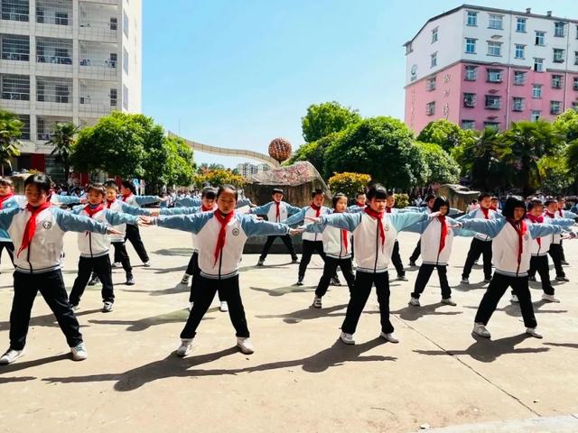 随县烈山湖学校举行第九套广播体操比赛