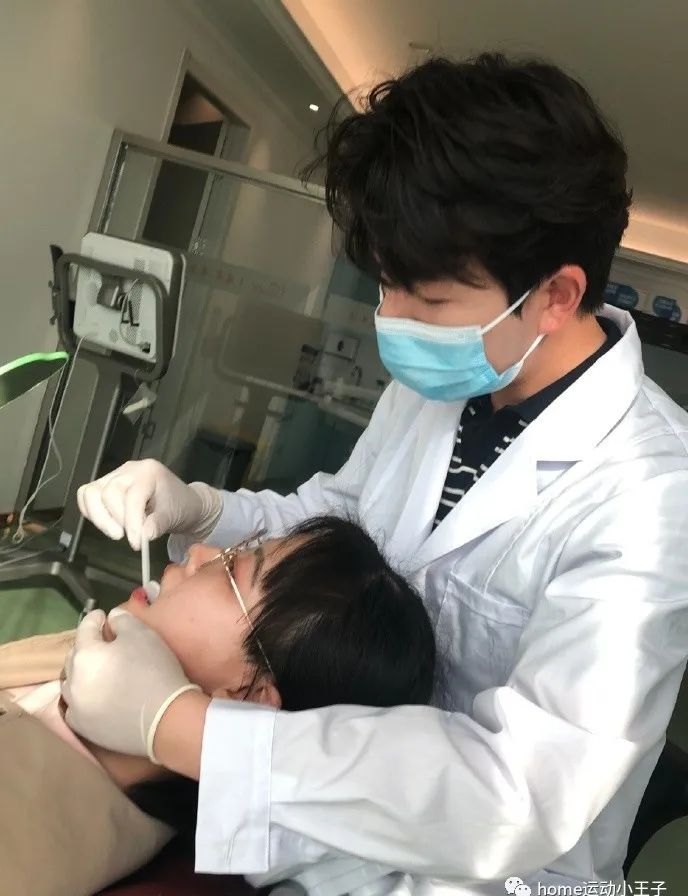 去医院拔智齿,看到一个牙医很帅,就想