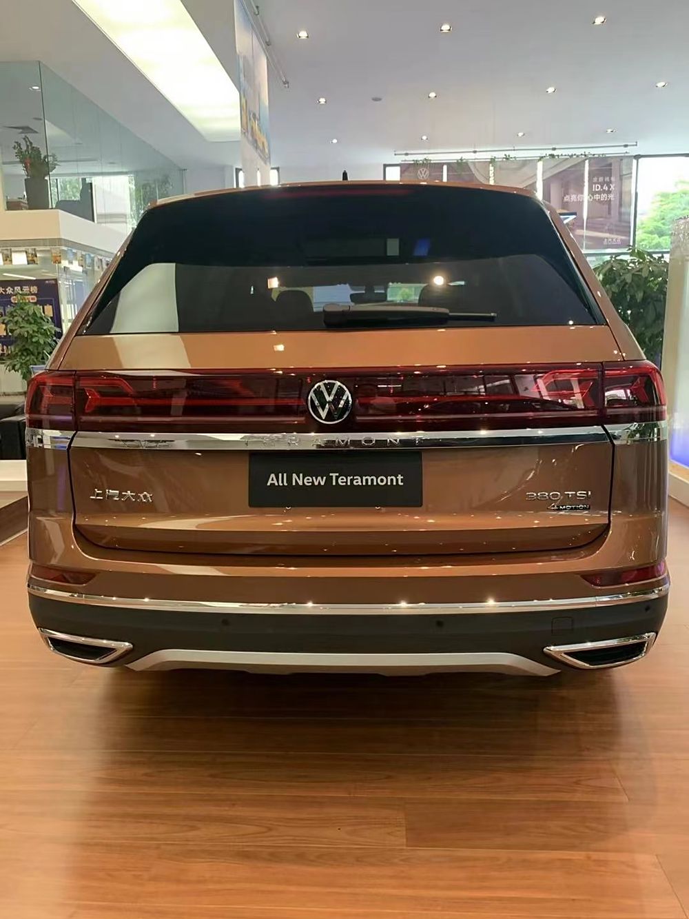 大众途昂,大地棕色涂装少见,2.5t轰出299马力配7dct