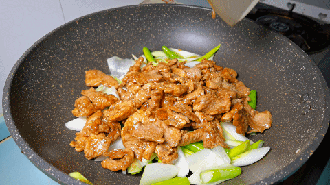 炒肉片时,想要滑嫩不干柴,这个技巧要记牢,肉片滑嫩,味道超棒