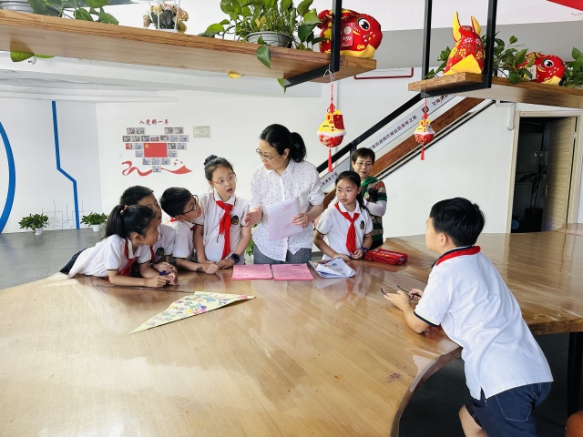 长寿桥岳帅小学七彩乐知小队开展"迎亚运"实践活动