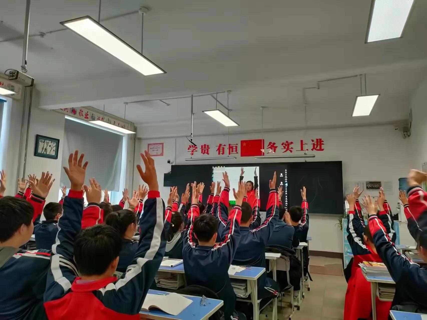 "蒲公英"文艺小分队走进饶河县第二中学