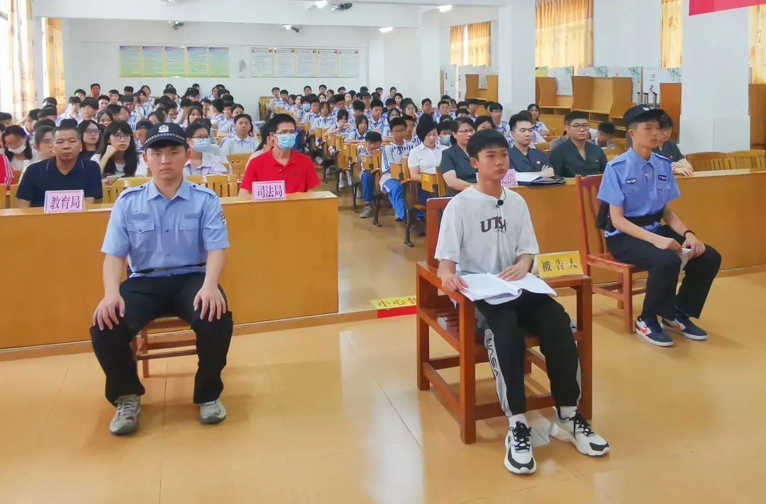 模拟法庭护航青春不"毒"行