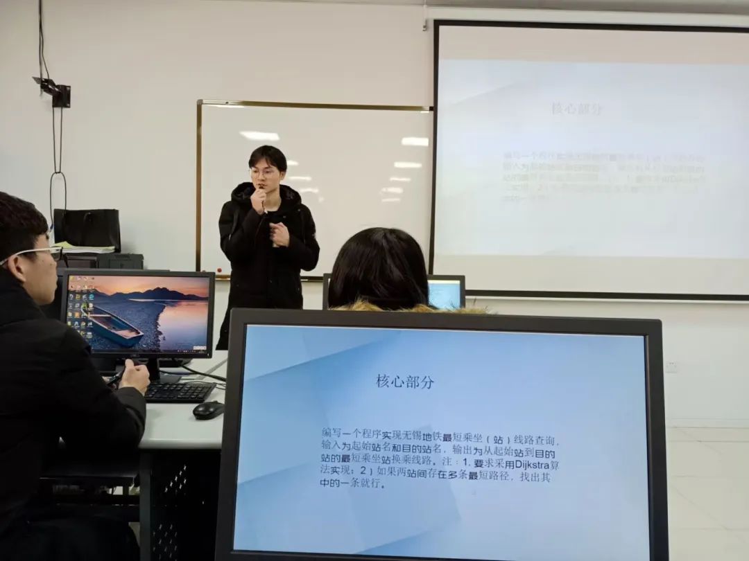 师者风采她的学生说大学有幸遇到这位好老师是我们莫大的荣幸