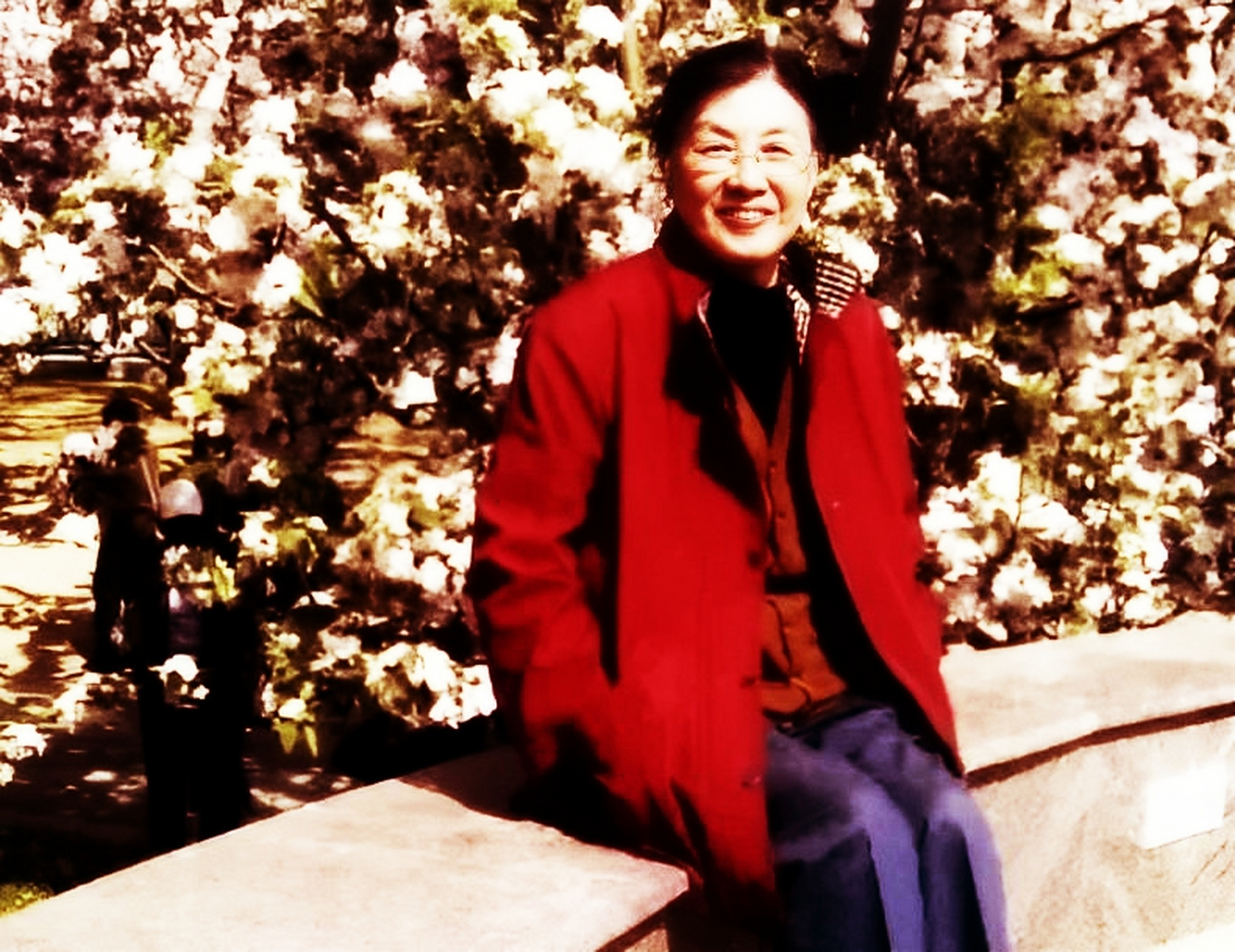 难得一见的谢静宜晚年照片,谢静宜晚年照片谢静宜在公园花坛晚年.