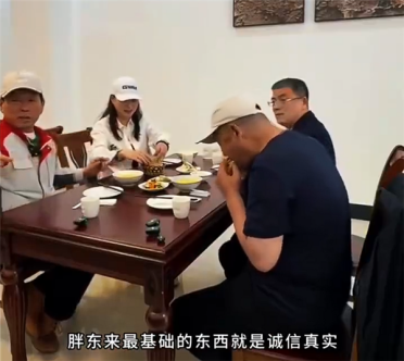 魏建军请于东来吃驴肉火烧 赞长城牌驴火正宗好吃 两大佬兄弟相称