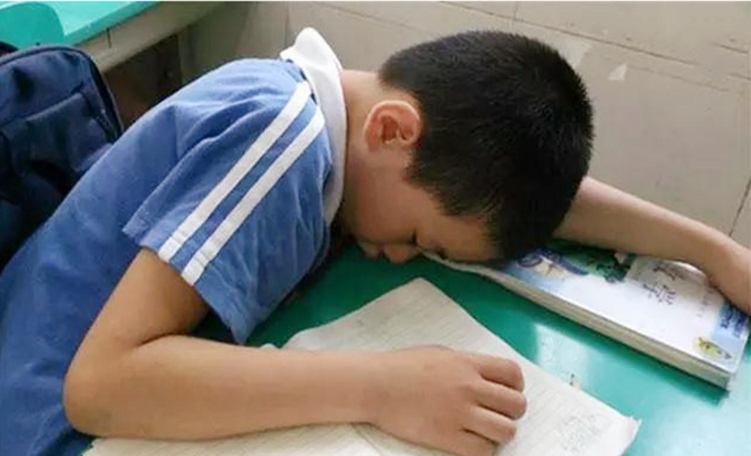 学生上课打瞌睡,班主任拍照发到家长群,爸爸怒斥:你不配为人师