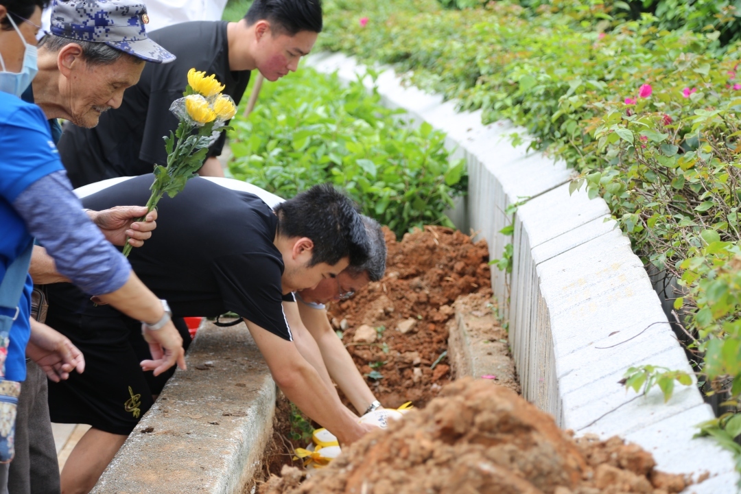 广州市银河革命公墓举行花坛葬安放仪式,让身后事回归自然