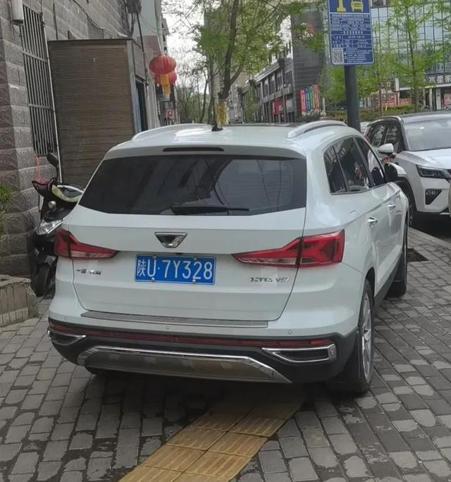 洛南交警曝光一批乱停乱放交通违法行为车辆