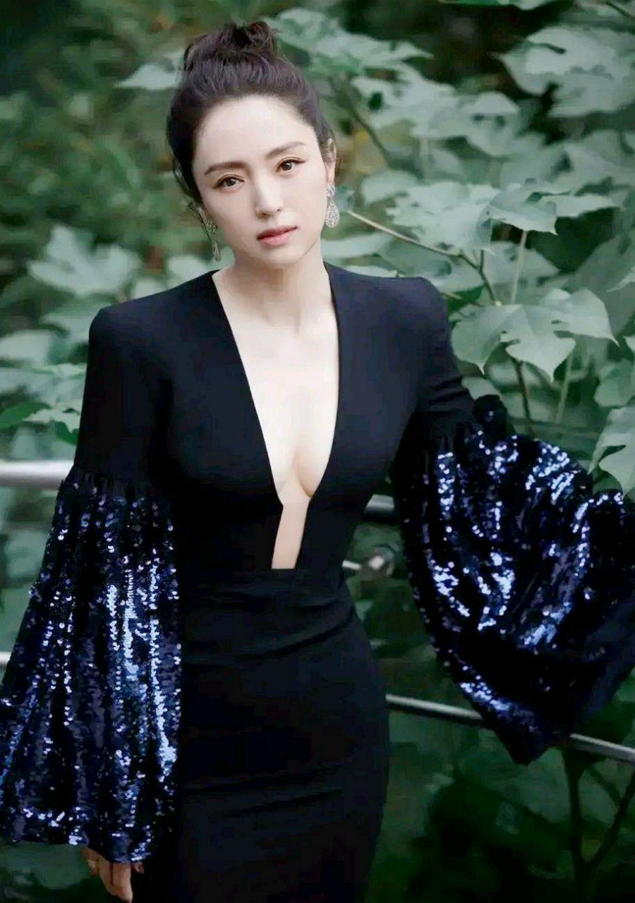 董璇性感深v礼服长裙,丰满迷人事业线,美艳动人.