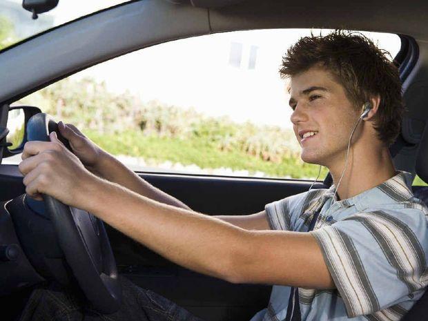 开车可以戴耳机吗