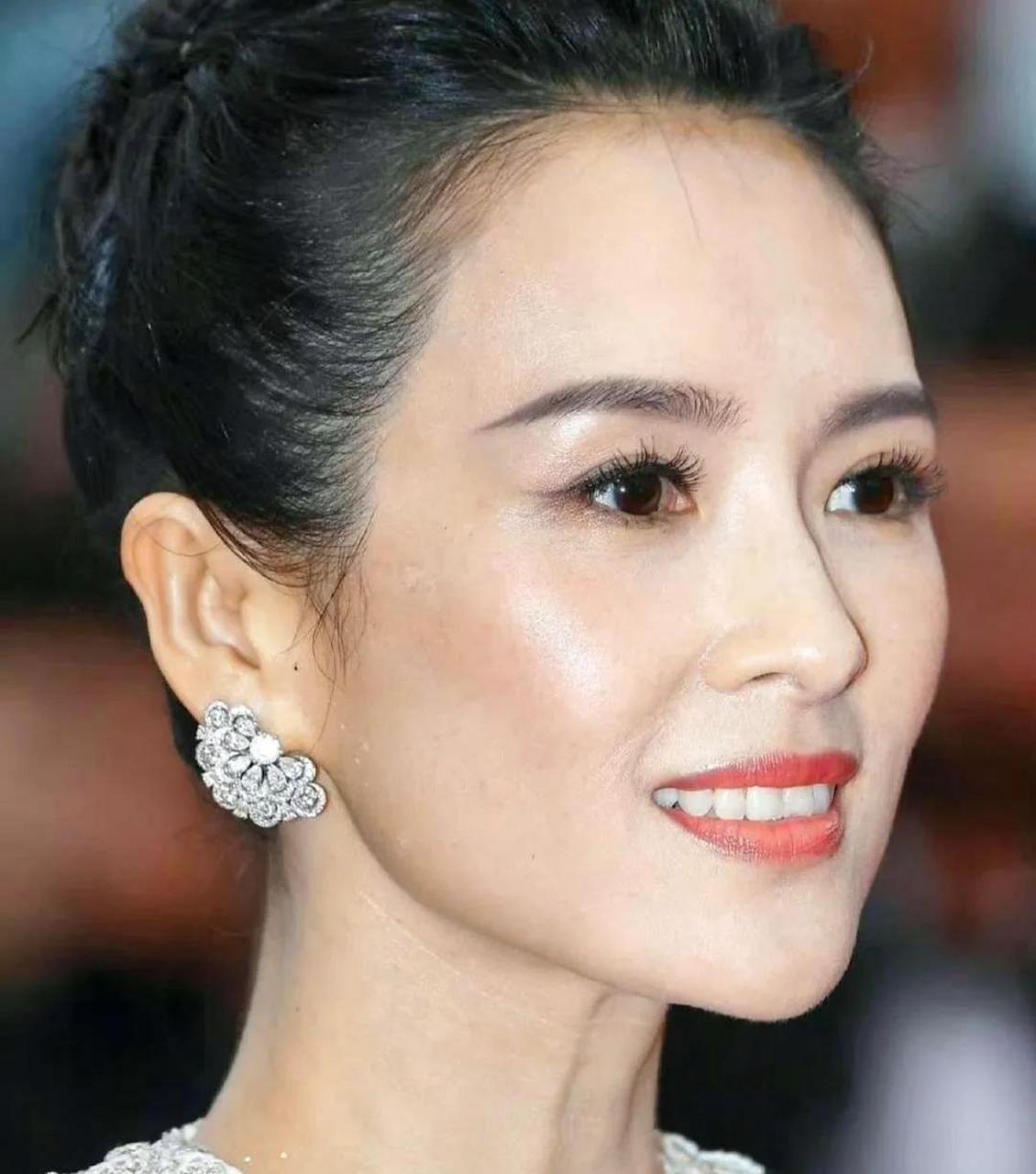 章子怡太美了[赞]脸型好看[赞]确实不错,羡慕汪峰,随时随地[赞][赞]