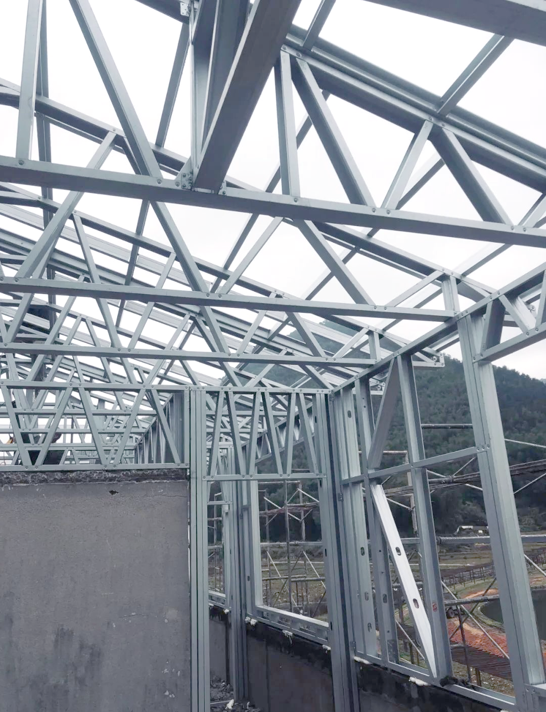 同时,我们将水电线管一次性布设于轻钢墙体内,从而省