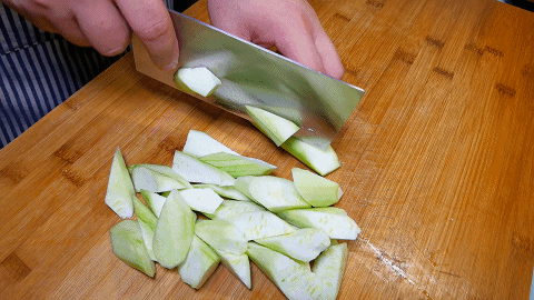 准备两根鲜嫩的丝瓜,削去外皮切成滚刀块,切好的丝瓜要放在清水中浸泡