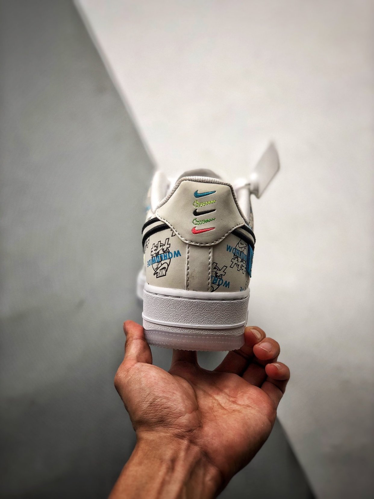 这双球鞋造型超吸睛!耐克空军一号af1涂鸦印花开箱测评!