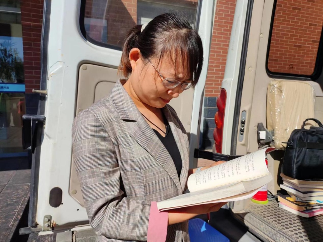 活动现场,吸引40余人企业职工来到流动图书车内翻阅图书,有的挑选了