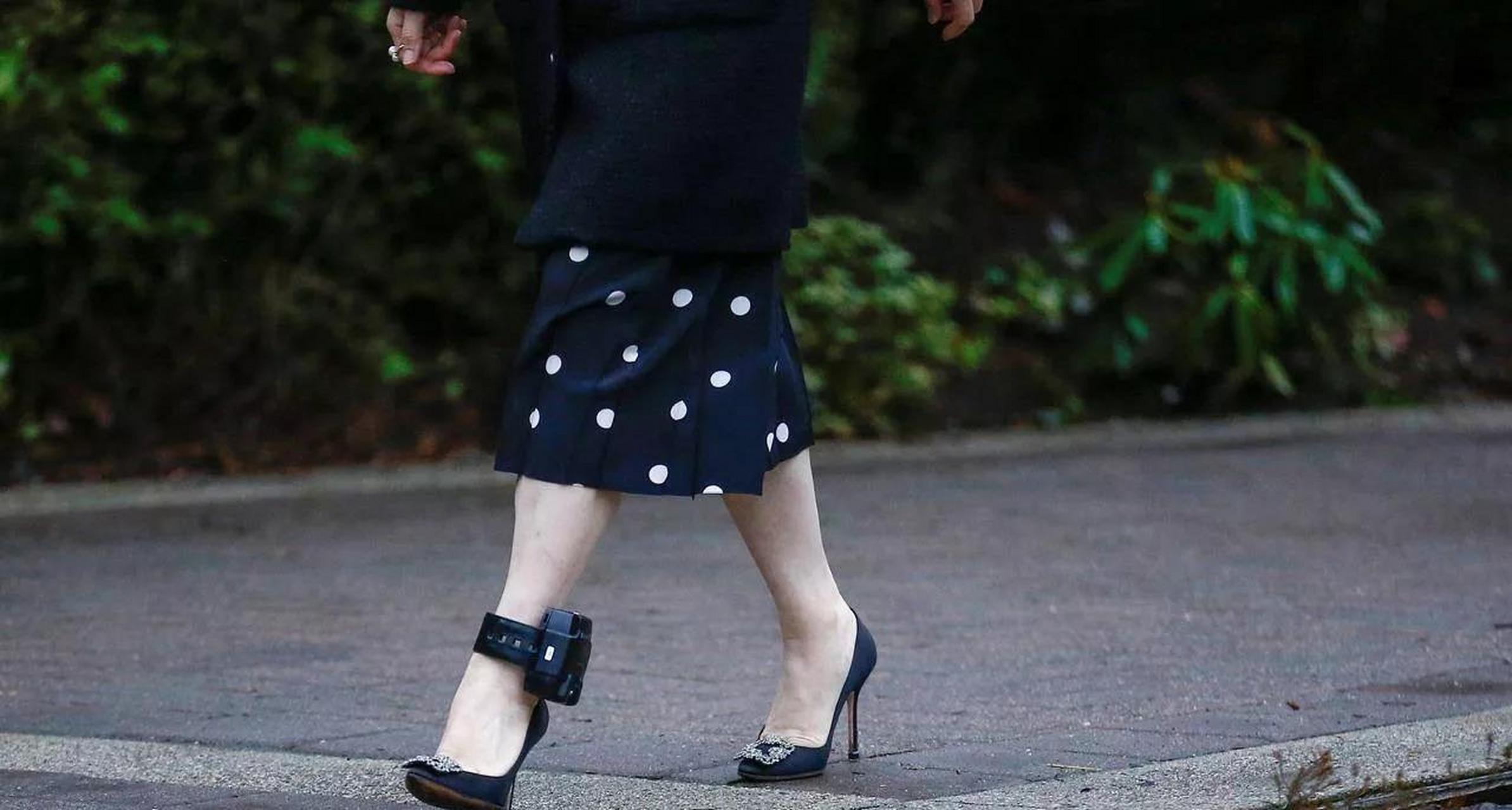 为了尝试孟晚舟戴电子脚镣的感受, 警大学生特意试了一下电子脚镣的