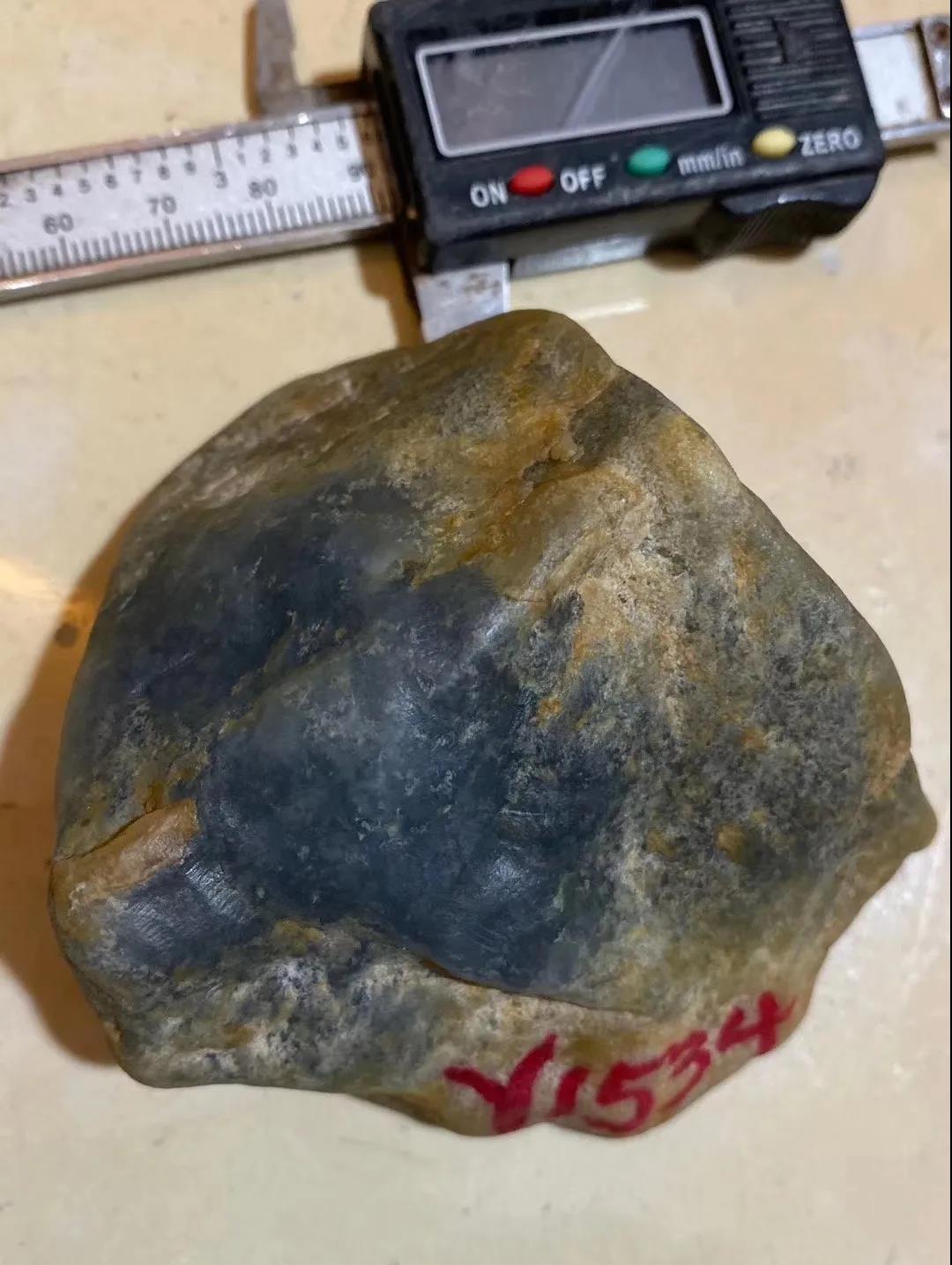 莫西沙高冰种翡翠原石