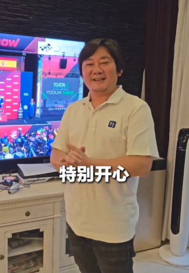 53号车手德比斯夺第四冠！张雪：必须加鸡腿 现在已习惯拿冠军