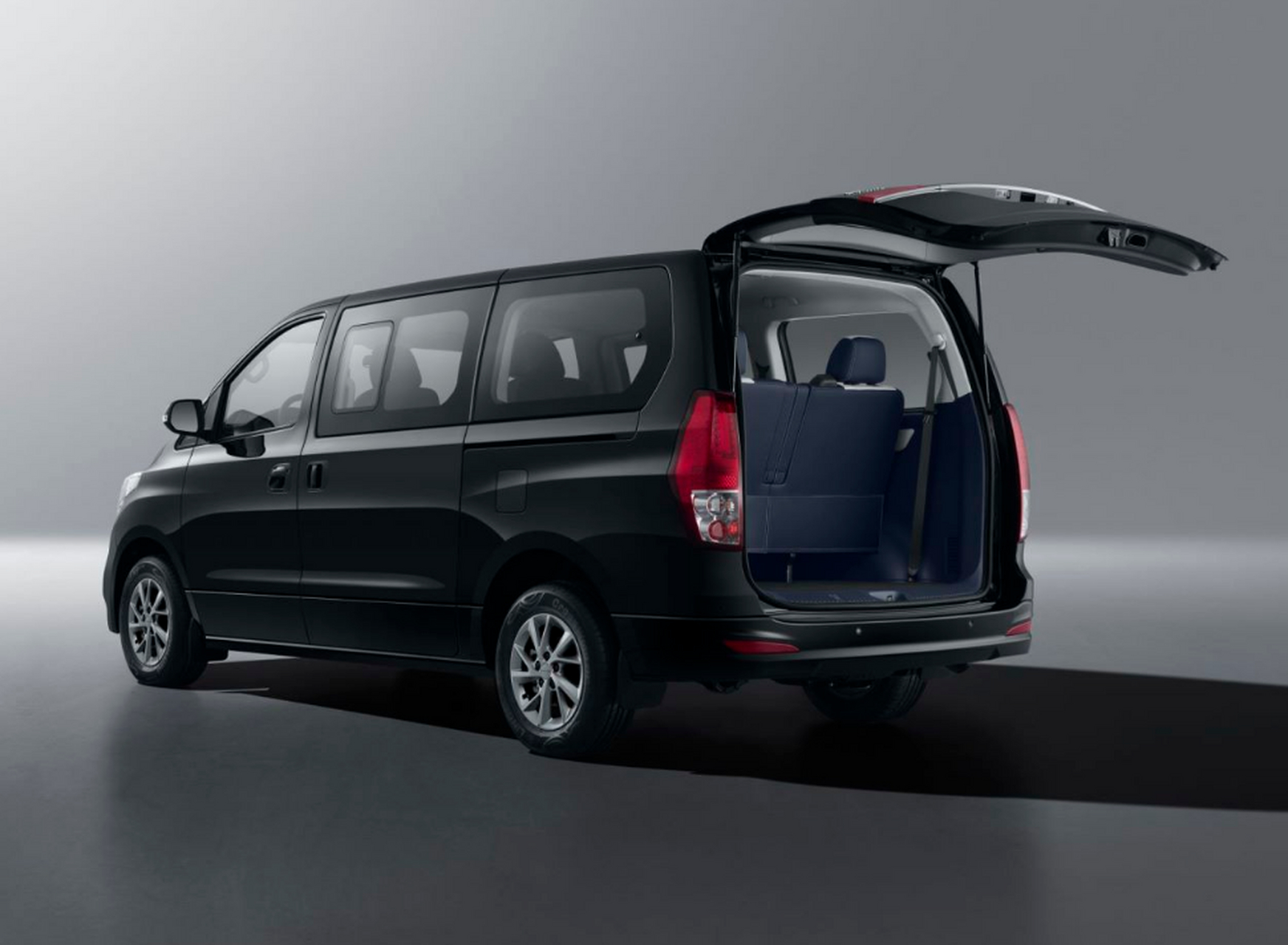 东风风行菱智是一款大空间的mpv,具有旋转座椅和大9座,能上绿牌,喝92