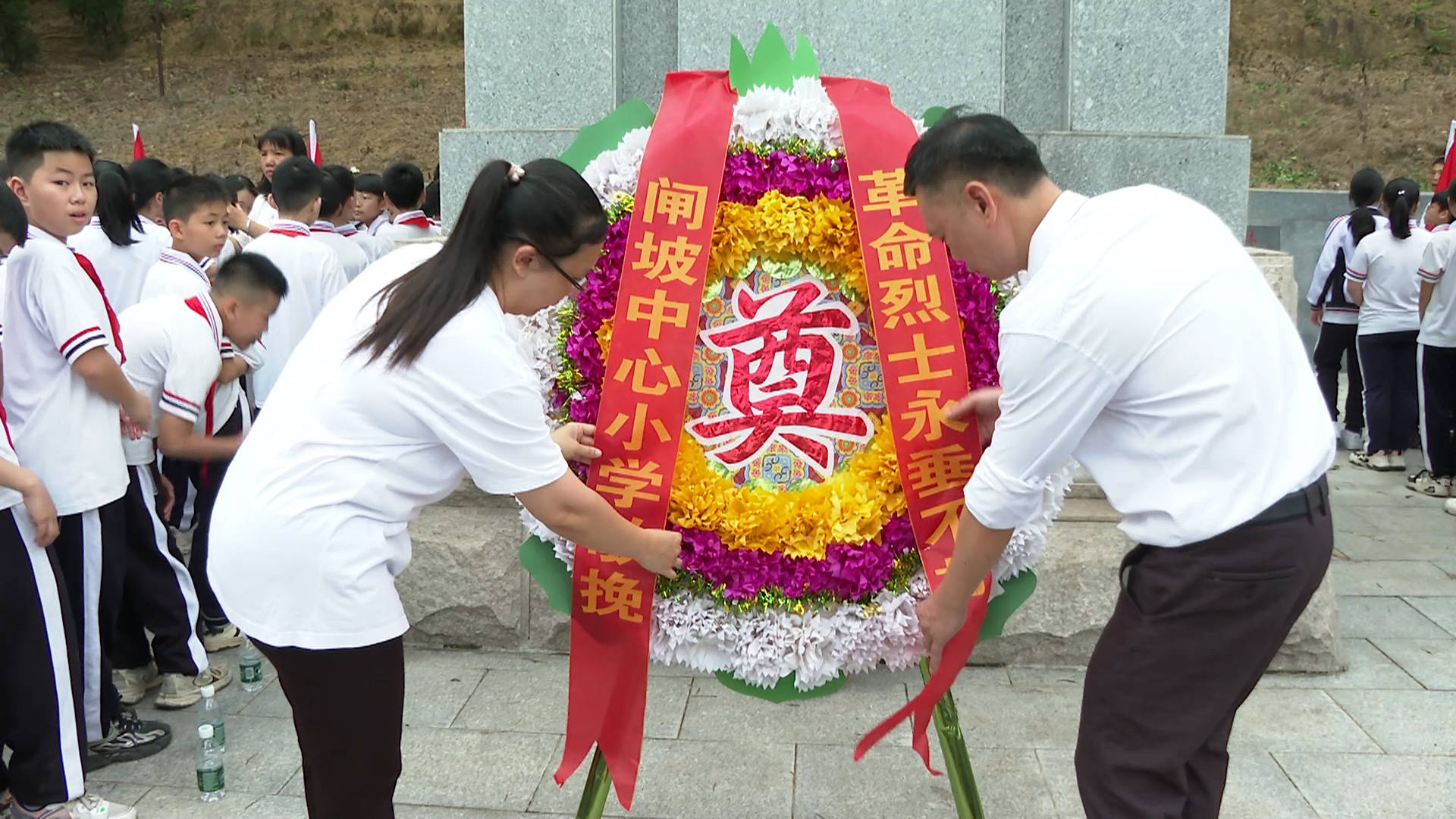 小学生祭扫烈士墓图片图片