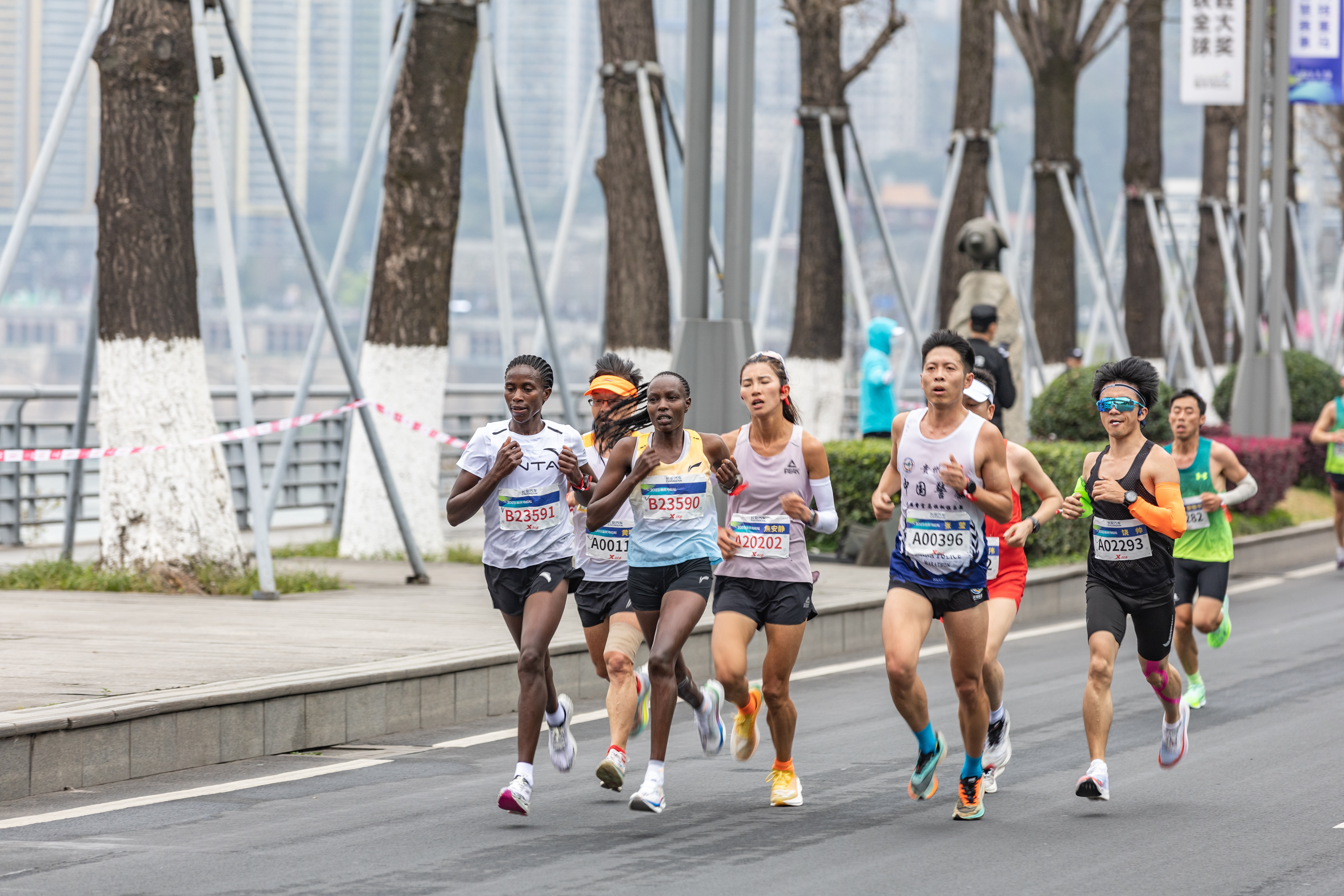 2023重庆马拉松鸣枪开跑