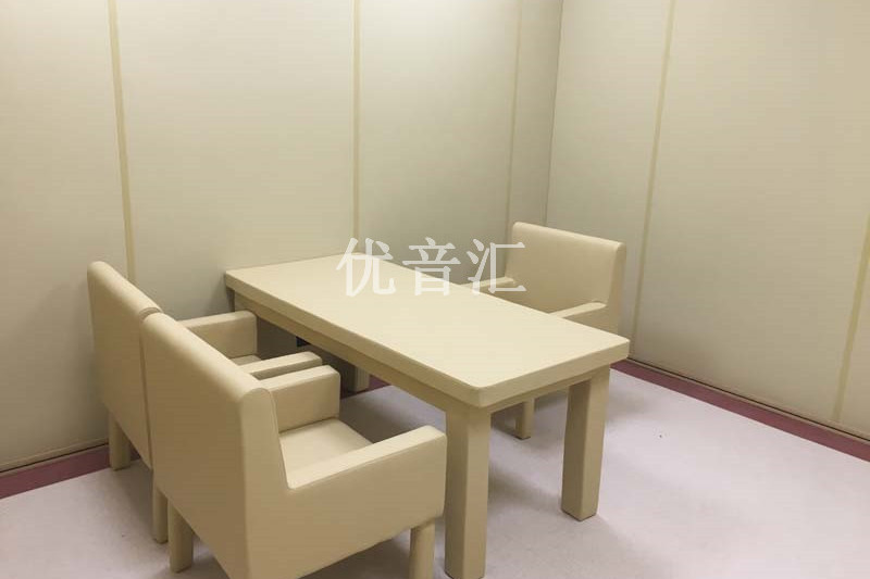 谈话室阻燃软包是用于会议室,教室,办公室等场所的装饰材料,具有阻燃