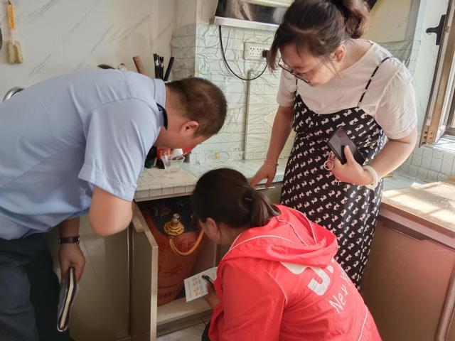 长征街道华尖子社区开展燃气安全隐患排查工作