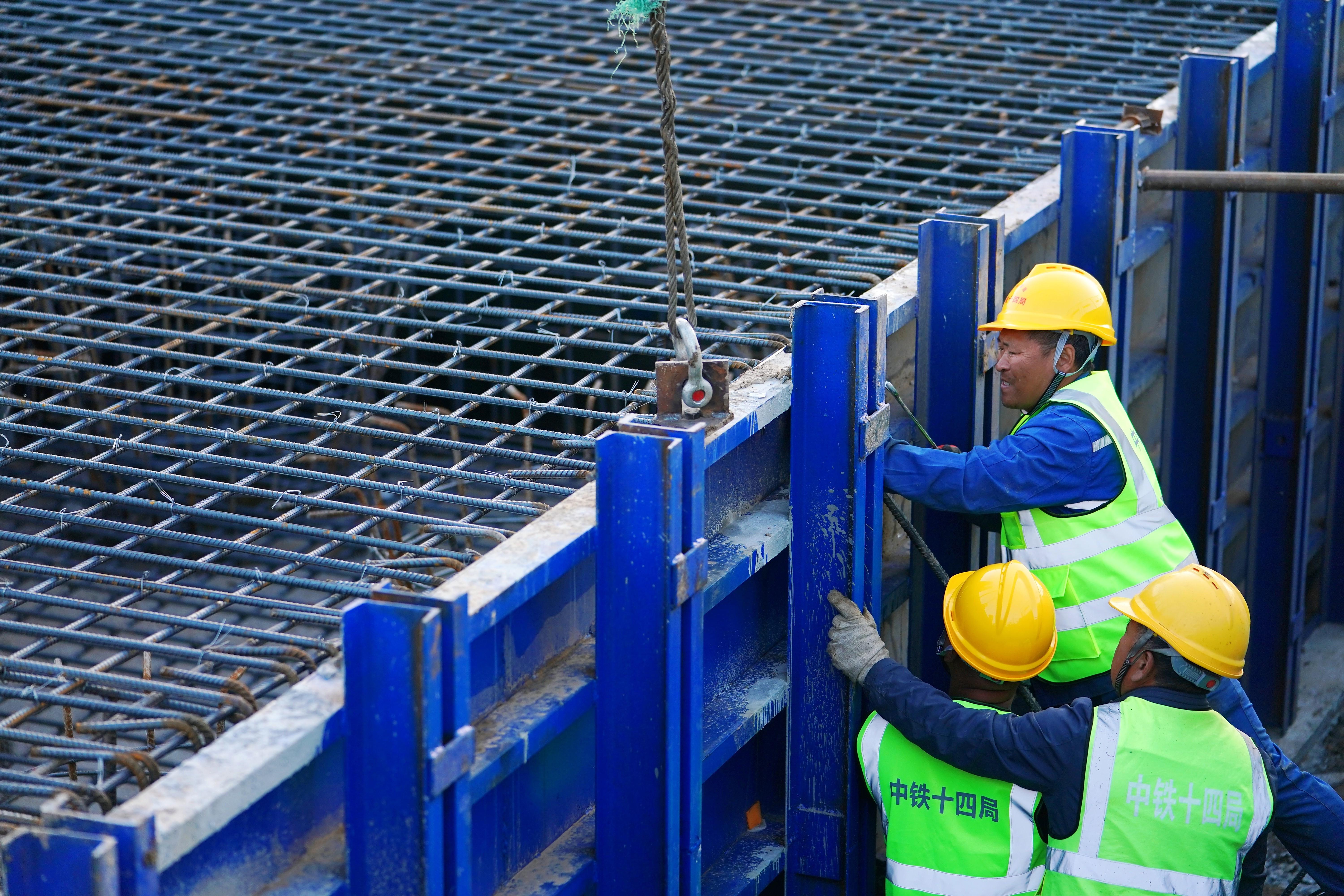 (经济)雄商高铁承台施工抓紧展开