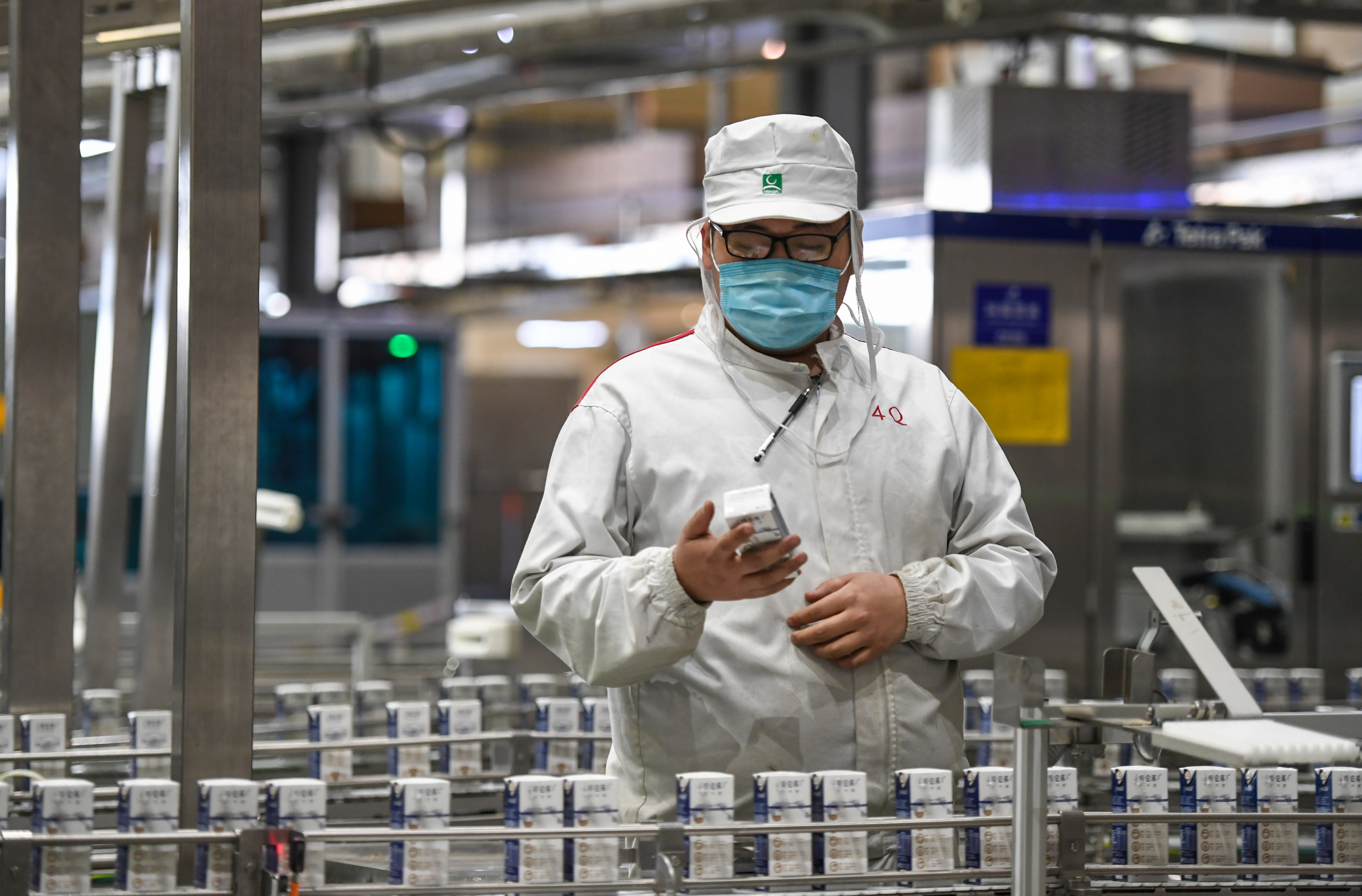 多家乳企回应袋装奶包装南北差异,一根吸管引发文化碰撞?|第2眼