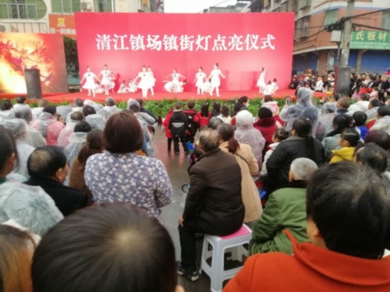 路面旧装换新颜 街灯盏盏亮民心 巴州区清江镇场镇改造扮靓老街新巷