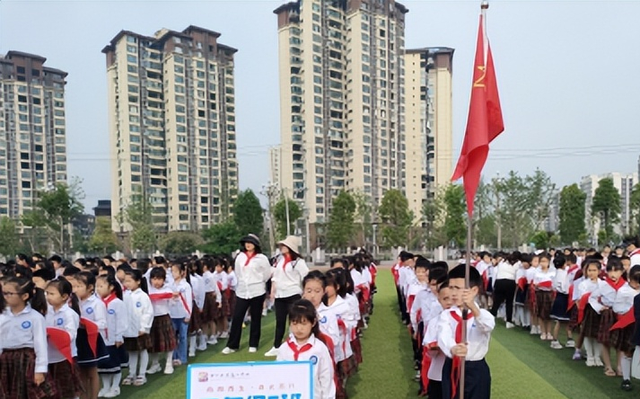 红领巾心向党 争做新时代好队员——营山县芙蓉小学校入队仪式