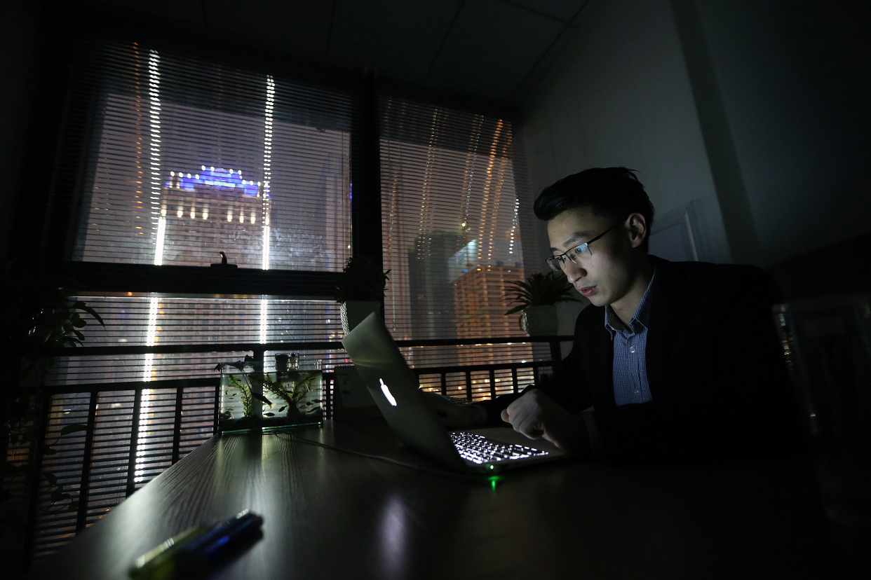 宏立城集团旗下花果园夜里的写字楼灯火通明,这里的人都这么拼吗